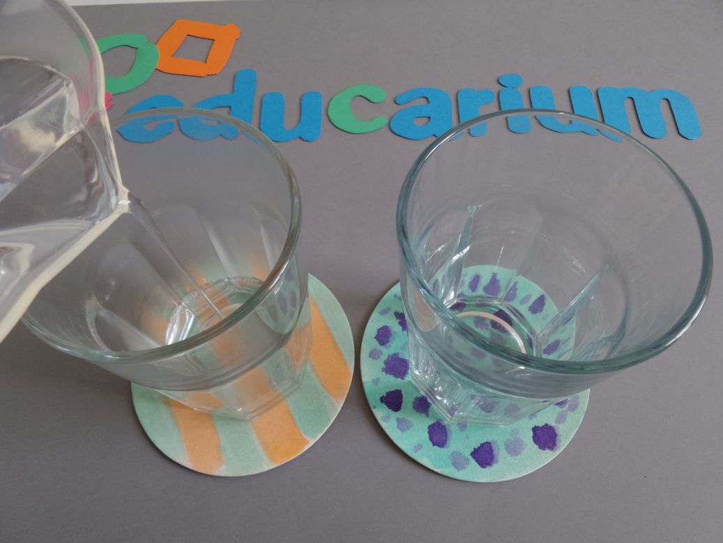 Do schłodzonej szklanki wlej bardzo ciepłą wodę