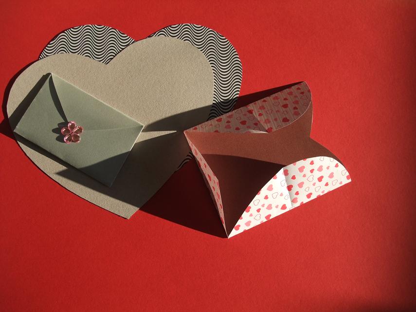 Zagnij wycięte serce na wzorze do zaginiania Zagnij wycięte serce na wzorze do zaginiania