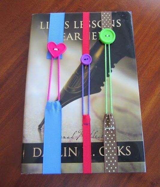 Zakładka ze wstążki, gumeczki i guzika