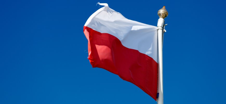 flaga Polski powiewająca na wietrze